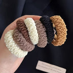 Coffret Chic & écaille – 13 accessoires : 4 pinces ovales marbrées, 3 pinces écaille, 1 grande pince écaille, 1 serre-tête, 4 élastiques
