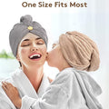 Serviette microfibre pour cheveux portée en turban, fermée par un bouton