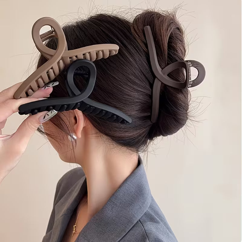 3 pinces à cheveux mates croisées – Noir, marron et kaki