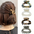 Coffret Chic & écaille – 13 accessoires : 4 pinces ovales marbrées, 3 pinces écaille, 1 grande pince écaille, 1 serre-tête, 4 élastiques